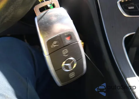 2021 Mercedes-Benz C 300 Sedan z USA, uszkodzony, nr VIN W1KWF8DB1MR618051